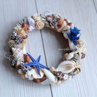 木の実と貝で作った海のリース