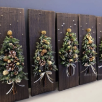 壁に飾るクリスマスツリー