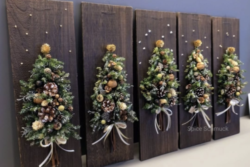 壁に飾るクリスマスツリー