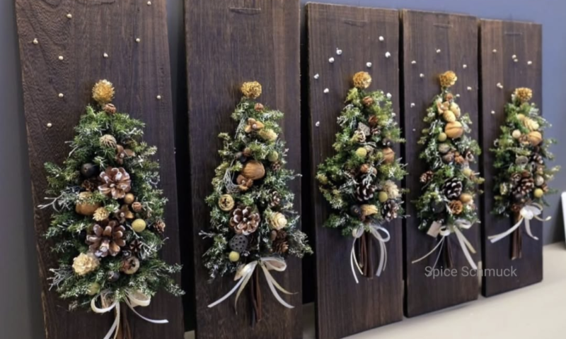 壁に飾るクリスマスツリー